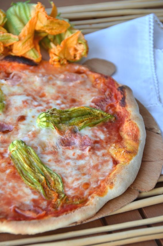 Pizza con fiori di zucchina
