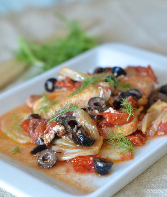 Tranci di pesce in padella con pomodorini olive e finocchio