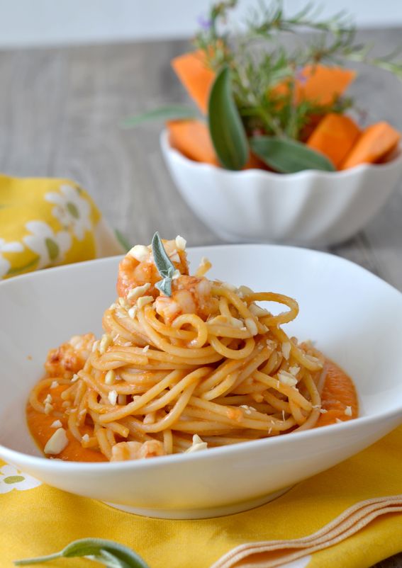 Spaghetti alla crema di zucca con gamberi e granella di mandorle