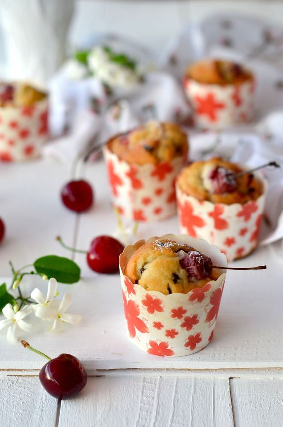 Muffin senza burro soffici con ciliegie e gocce di cioccolato