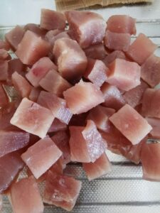 Tartare di tonno con crema di avocado e grano saraceno biologico