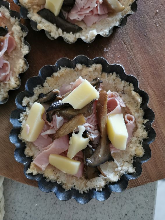 Sbriciolata salata con ripieno di funghi e formaggio Emmentaler 