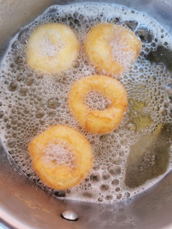 Ciambelle di patate sofficissime con lo zucchero fritte