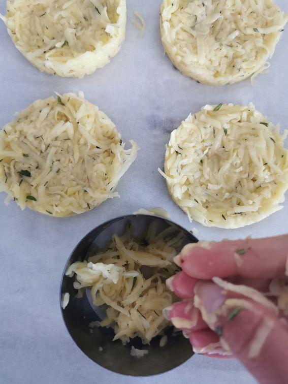 Rosti di patate al forno con formaggio spalmabile e salmone