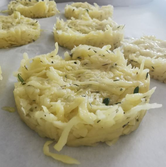 Rosti di patate al forno con formaggio spalmabile e salmone
