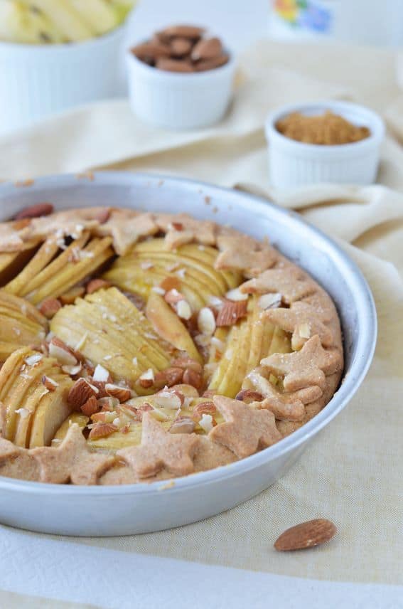 Crostata cremosa di mele con farina integrale e mandorle senza burro La crostata con le mele è un dolce perfetto in ogni occasione. Un guscio semi integrale senza burro fuori e all’interno un cuore morbido di confettura con tantissime fette di mele che si caramellizzano e creano una crema davvero goduriosa. La Crostata cremosa di mele con farina integrale e mandorle senza burro risulta perfetta per la colazione ma anche per accompagnare una buona tazza di tè e per un momento tra amiche. Realizzarla è davvero semplice, dovete solo impegnarvi a affettare le mele ed il gioco è fatto!