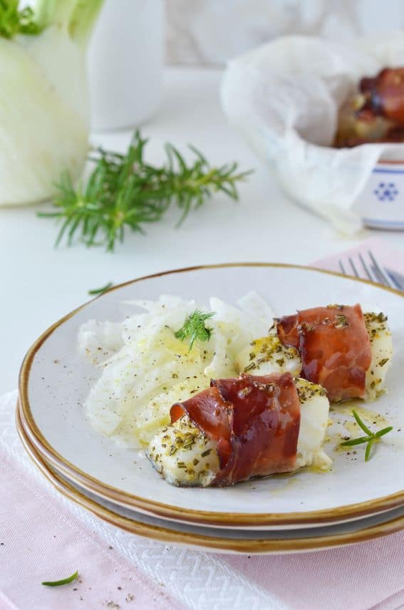 Filetti di baccalà e speck croccante con insalata di finocchi