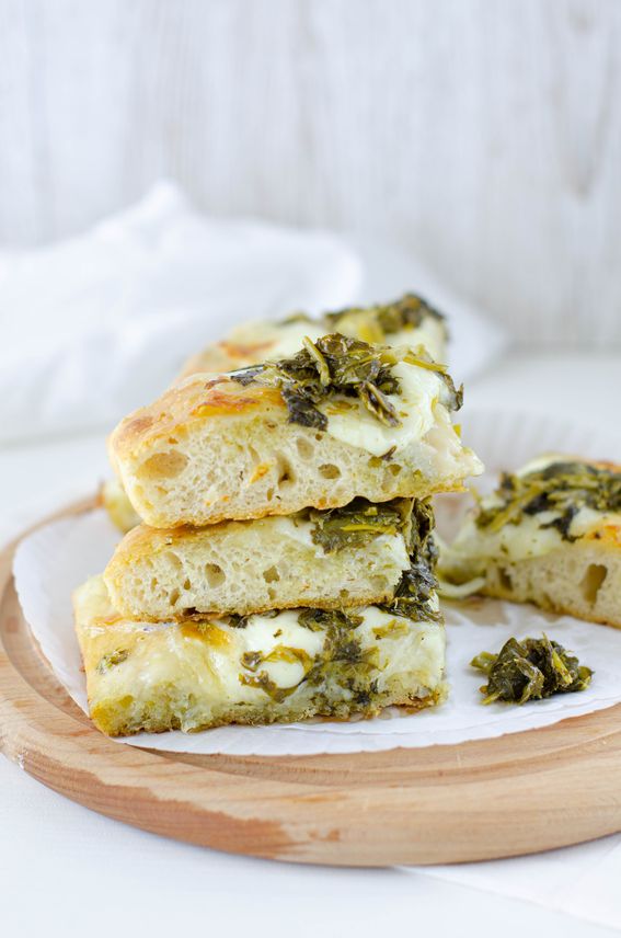 Focaccia soffice con mozzarella e friarielli di Le Conserve Daune
