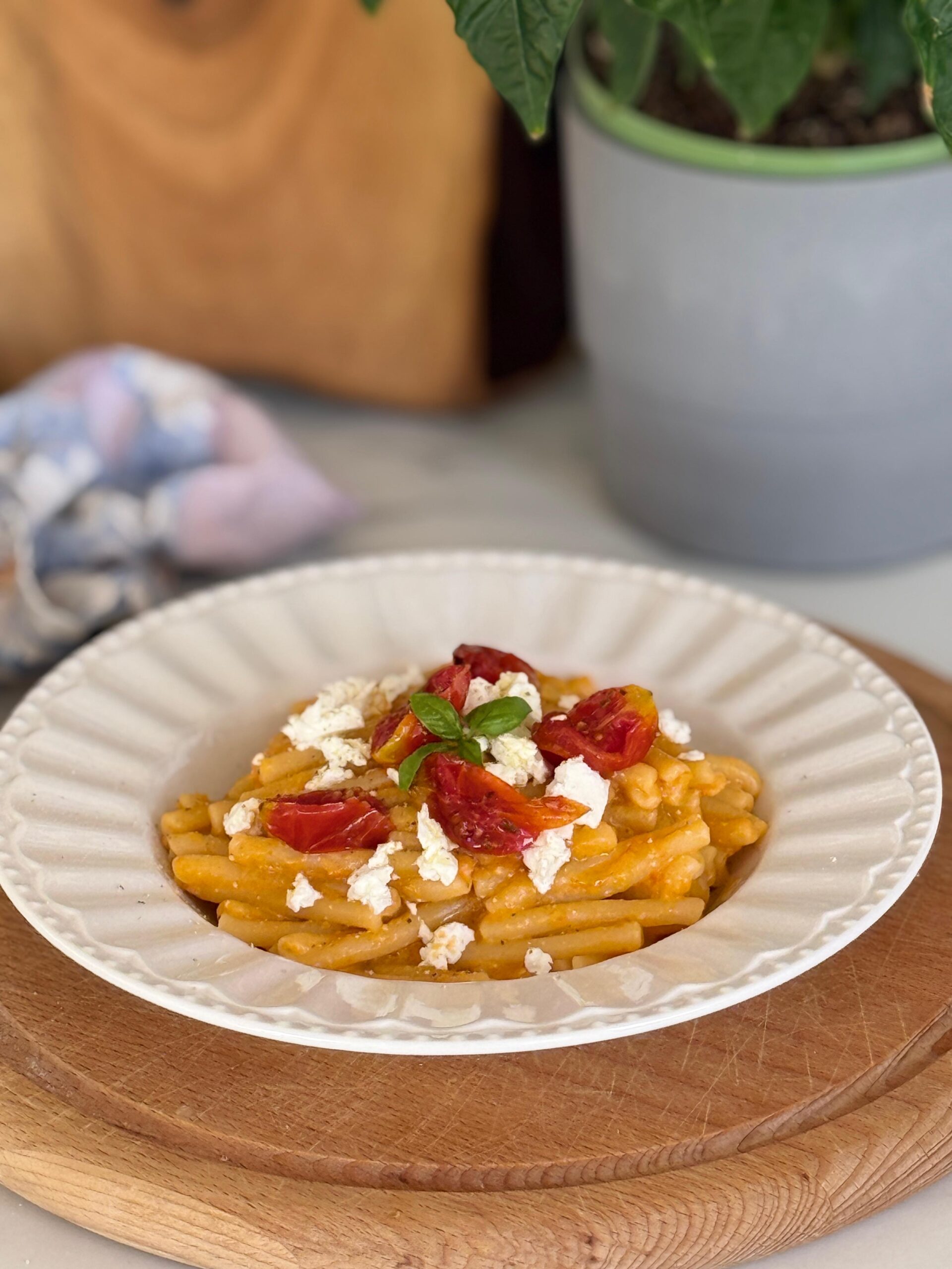Pasta con crema di peperoni feta e pomodorini