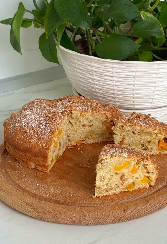 Torta soffice senza burro con pesche e amaretti