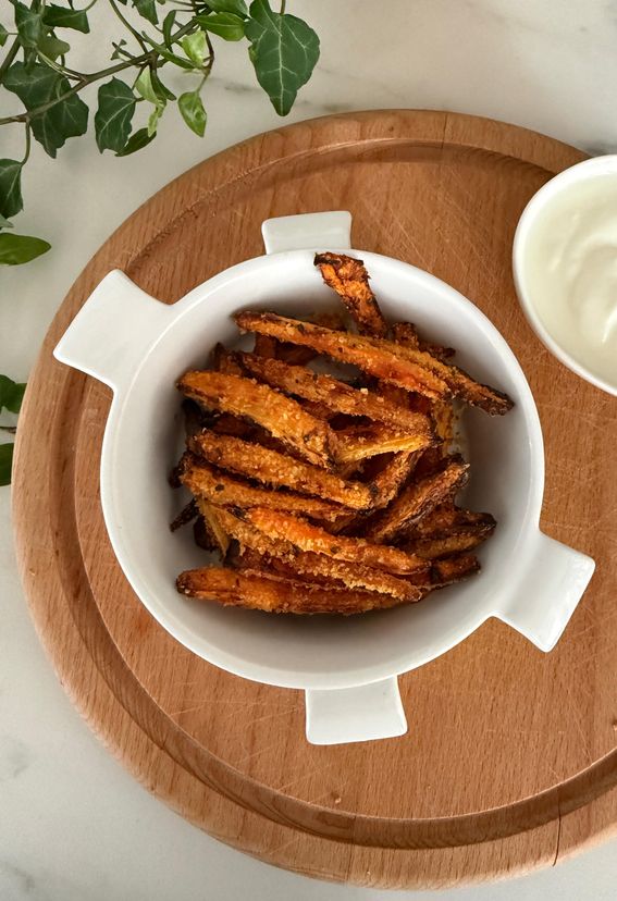 Carote croccanti in friggitrice ad aria: lo snack sfizioso con maionese vegetale