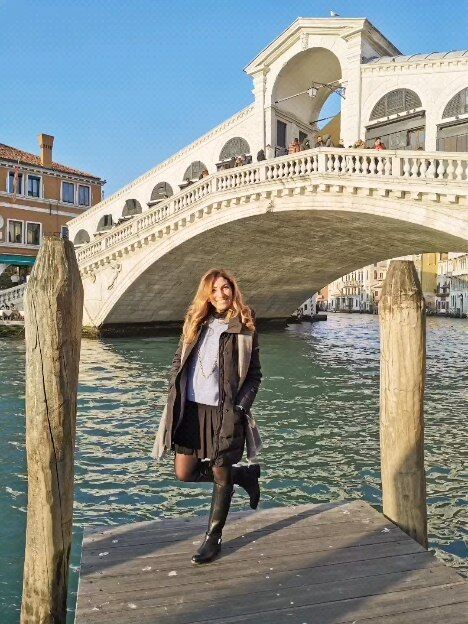 Ci sono momenti in cui una luce particolare ti avvolge e i ricordi si aprono❤️
e all’improvviso senti l’aria di un altro luogo, di un altro mese, di un’altra vita.
(Fabrizio Caramagna)
.
Venezia ❤️🥰😍
Voi avete mai visitato questa incantevole città?
.
.
.
.
.
.
#nunziabellomo #blogger #venezia #italy #veneziacityitaly #venice #venezia360 #italia