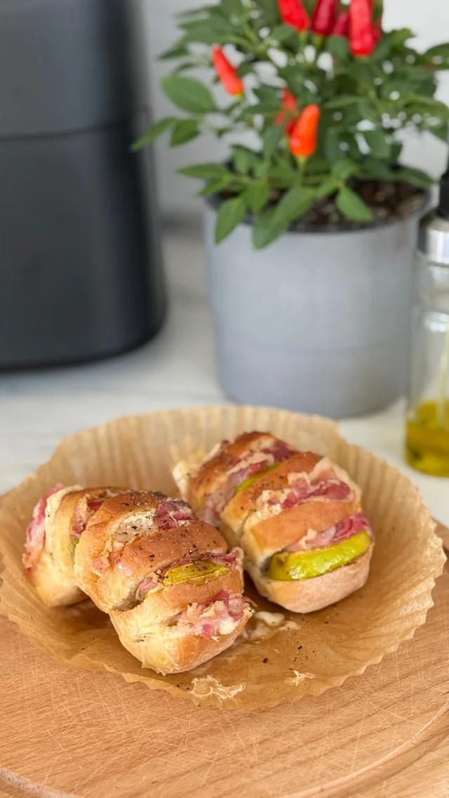 Fichi pane Brie e coppata 🤣 perfetti cotti in Friggitrice ad Aria 🥖🧀🍯✨
 
Oggi vi propongo una ricetta perfetta da mettere al centro della tavola e condividere tra amici!

..fichi freschi, cremosità del Brie e sapidità della coppa…, con il pane sono la fine del mondo. 

Il pane tagliato a fisarmonica passa pochissimi minuti in friggitrice ad aria, diventando super croccante fuori mentre dentro il formaggio si fonde deliziosamente!

E voi le amate queste idee veloci da mettere al centro tavola? 
Dimmelo nei commenti! 👇
.
INGREDIENTI
 * 2 filoncini di pane
 * 3-4 fichi freschi
 * 150 g di Brie
 * 8-10 fette di coppa arrotolata
 * Olio EVO, sale e pepe q.b.
PREPARAZIONE
Incidiamo il pane con tanti tagli verticali senza arrivare sul fondo, lasciando la base unita.
Farciamo ogni incisione alternando fette di fico, Brie e coppa arrotolata.
Completiamo con un giro d’olio, un pizzico di sale, pepe e cuociamo in friggitrice ad aria a 190°C per soli 10 minuti!
.
.
.
#ricettanonricetta #friggitriceadaria  #nunziabellomo #fichi