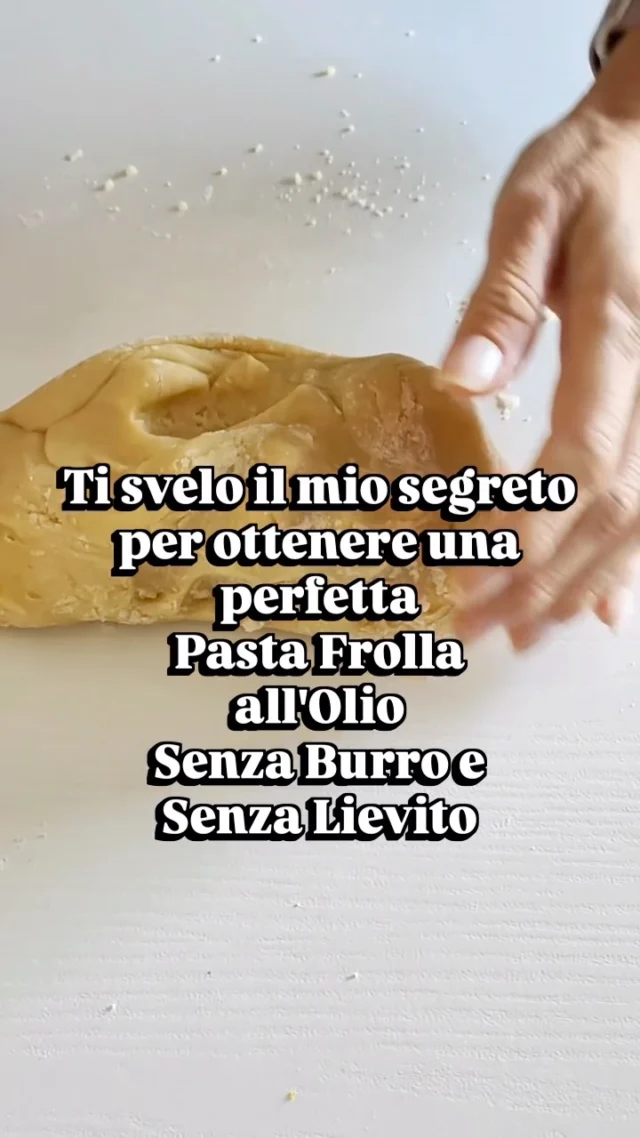 La mia Pasta Frolla all’Olio Senza Burro e Senza Lievito! 🥧🍋✨

In tantissimi me l’avete chiesta ed ecco qui: la mia pasta frolla all’olio furbissima, senza burro, senza lievito e senza bicarbonato!

Il suo punto di forza? 
Niente riposo in frigo! Si impasta in ciotola con una forchetta ed è subito pronta da stendere. Perfetta per chi è intollerante al lattosio o per chi cerca un’alternativa leggera ma super elastica, ideale per crostate perfette e decori creativi.

E tu per le tue crostate usata la frolla classica al burro o hai già provato la versione all’olio? Dimmelo nei commenti! 👇

INGREDIENTI

330 g di farina 00
90 g di zucchero semolato
80 g di olio di semi (oppure 50% olio di semi e 50% olio EVO)
100 g di uova intere (circa 2 uova)
Scorza grattugiata di 1 limone bio

PREPARAZIONE:
In una ciotola emulsioniamo le uova con l’olio aiutandoci con una semplice forchetta.

Aggiungiamo lo zucchero e la scorza grattugiata del limone.

Iniziamo a incorporare la farina poco alla volta, prima mescolando con la forchetta e poi proseguendo a mano.

Trasferiamo il composto sul piano di lavoro per raccogliere gli ultimi residui di farina: in pochi minuti otterremo un panetto liscio, omogeneo ed elastico.

Utilizziamo subito la nostra frolla per creare crostate o biscotti!
.
.
.
#nunziabellomo 
#pastafrolla #frollaallolio #senzaburro