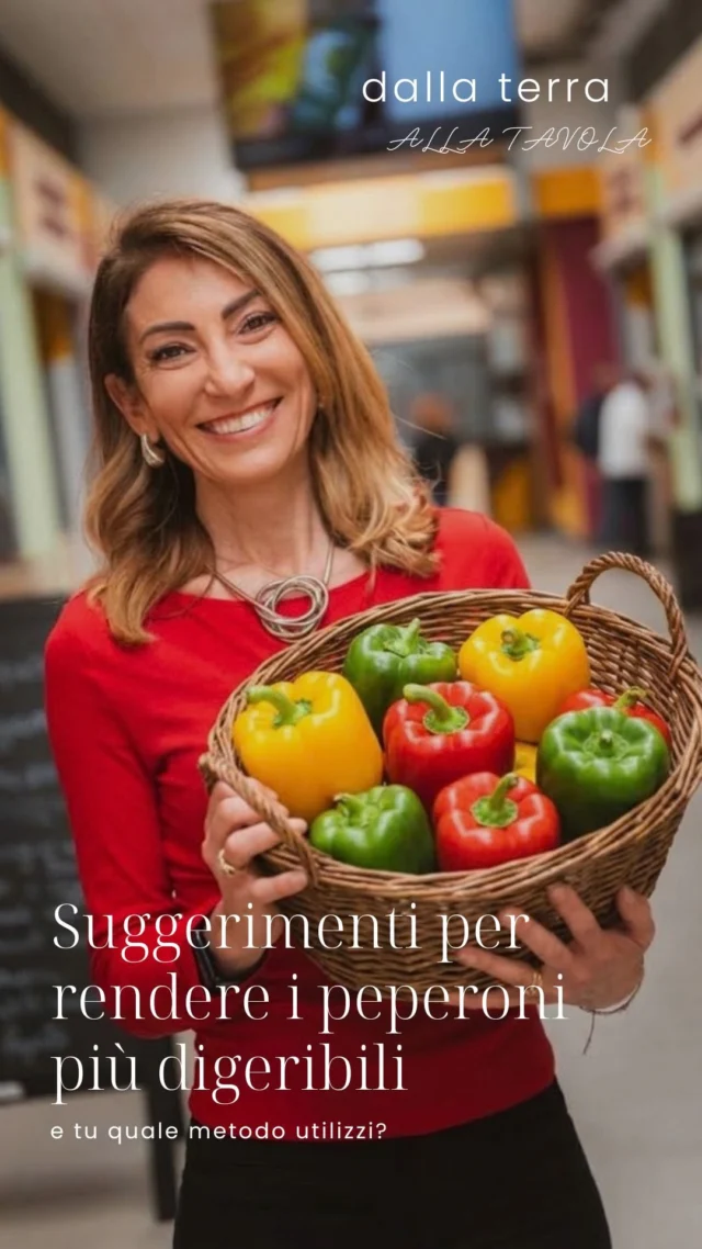 Amate i peperoni ma avete paura di non digerirli? 
Provate QUESTI TRUCCHI! 🫑✨
I peperoni sono incredibilmente buoni e ricchi di sapore, ma per molti diventano un vero e proprio “tabù” a tavola a causa della digestione difficile. 

La buona notizia? Non serve rinunciarci: basta seguire pochi e semplici passaggi nella preparazione per goderseli in tutta leggerezza! 😉

Ecco i miei consigli furbi da salvare subito:
1️⃣ Via semi e parte bianca: La spugna bianca interna (la placenta) e i semi concentrano le sostanze più amare e pesanti per lo stomaco. Eliminiamoli sempre con cura!
2️⃣ Cottura dolce con acqua: Durante il soffritto, aggiungiamo sempre un po’ d’acqua. Farli stufare e ammorbidire lentamente evita di appesantirli con troppi grassi fritti.
3️⃣ Cottura completa: Mai lasciarli troppo crudi o croccanti se soffrite la digestione: più sono ben cotti e morbidi, più il nostro stomaco li assimilerà facilmente.
4️⃣ Frullateli in crema: Ridurli in una crema vellutata e liscia aiuta tantissimo la scomposizione e rende il piatto avvolgente e leggerissimo!
Salva subito questo Reel per averlo sempre a portata di mano alla prossima spesa! 📌
E voi come li preparate di solito? Conoscevate già questi trucchi o ne avete altri da suggerirmi? Dimmelo nei commenti! 👇
.
.
.
#peperoni #nunziabellomo #dietamediterranea