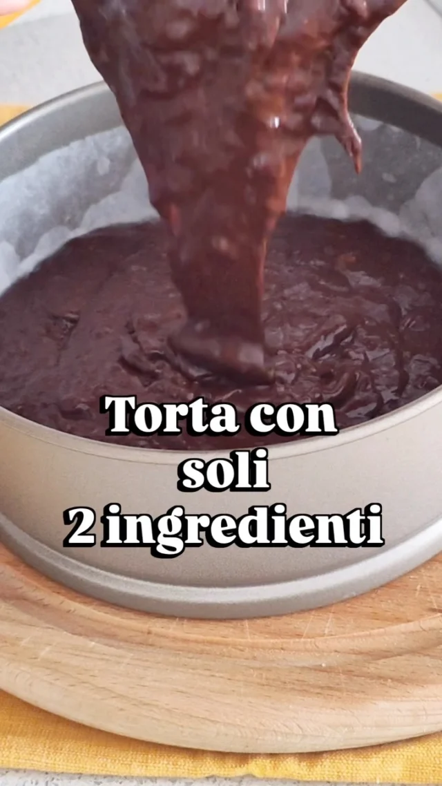 Dolce al cioccolato con soli 2 ingredienti e senza cottura. 
😎
Non è una vera ricetta ma è subito pronta ….è senza cottura e…. senza sbattimenti. 

Una torta perfetta per soddisfare una voglia di dolce improvvisa 😉

L’avete già provata?
Ingredienti:
300 gr di banane mature
350 gr di cioccolato fondente
q.b. pistacchi
q.b. zucchero a velo
Preparazione:
1)
In una ciotola schiacciamo le banane prima con una forchetta e poi con una frusta a mano.
Sciogliamo il cioccolato tagliato a cubetti a bagnomaria e poi lo versiamo sulle banane.
Mescoliamo bene così da amalgamare perfettamente i due ingredienti.
Versiamo il composto ottenuto in uno stampo per torta precedentemente ricoperto da carta da forno e distribuiamo sopra la granella di pistacchi, in alternativa potete utilizzare gli stampi in alluminio unti con burro e una granella di frutta secca, formando quindi un tortino.
Mettiamo la torta in frigo per 3-4 ore.
Non appena si solidifica la tiriamo fuori dal frigo e completiamo con zucchero a velo.
.
.
.
#nunziabellomo #dietamediterranea  #dolce2ingredienti