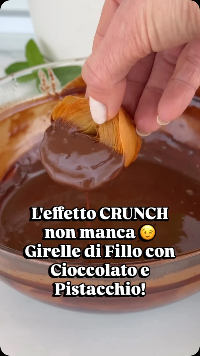 L’effetto crunch di questo dolce è qualcosa di indescrivibile! 😎😎
leggere, facilissime da fare e pronte in un lampo ⚡️ 

💡 I miei suggerimenti: 
1️⃣ usa un coltello ben affilato per tagliare il rotolo senza schiacciare le pieghe, così in cottura si apriranno a ventaglio. 
2️⃣ versa il burro fuso facendolo penetrare bene all’interno delle girelle: è il segreto per farle dorare e renderle super croccanti anche dentro. 
3️⃣ intingile da fredde nel fondente e aggiungi subito la granella di pistacchio prima che si rapprenda!

E tu ami di più i dolci super soffici o quelli super croccanti? Dimmelo nei commenti! 👇

INGREDIENTI
1 rotolo di pasta fillo
Q.b. burro fuso
100 g di cioccolato fondente
Q.b. granella di pistacchi
Q.b. zucchero a velo

PREPARAZIONE 
1️⃣ Arrotola bene la pasta fillo e tagliala con un coltello affilato in cilindri di circa 3-4 cm. 
2️⃣ Adagia le girelle negli stampini da muffin unti di burro (o olio). 
3️⃣ Versa un po’ di burro fuso su ogni girella facendo entrare bene il grasso all’interno delle pieghe. 
4️⃣ Inforna in forno statico a 180°C per 20-25 minuti fino a completa doratura, poi lascia raffreddare. 
5️⃣ Sciogli il cioccolato fondente a bagnomaria e intingi per metà ogni girella oramai fredda. 
6️⃣ Adagiale su un piatto, spolverizza subito con la granella di pistacchi, completa con zucchero a velo e servi!
.
.
.
#nunziabellomo #puglia #pastafillo #girelledipastafillo #cioccolato