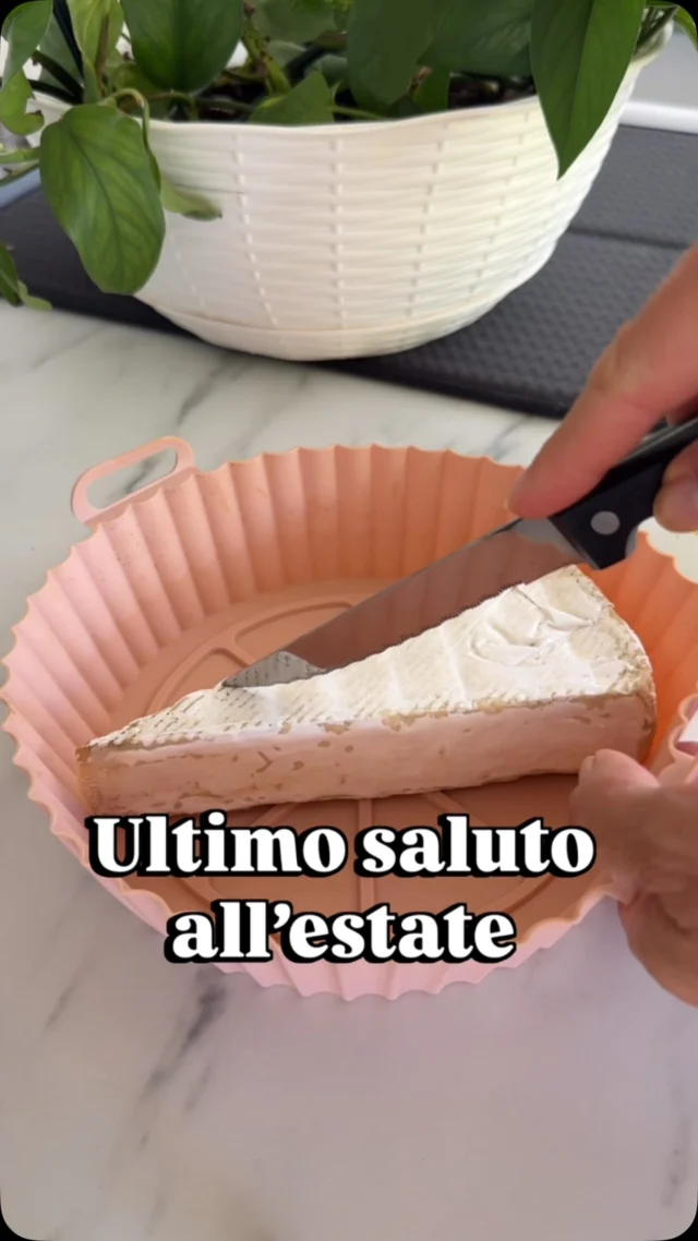 Un’ultima gioia d’estate prima di salutare definitivamente i frutti della bella stagione! 🧀✨
Questo Brie filante in friggitrice ad aria con cipolla stufata e percoche è la coccola calda perfetta per queste sere: cremoso, agrodolce e con il crunch irresistibile del pane tostato!

💡 I miei suggerimenti:
1️⃣ fai dei tagli a scacchiera sulla crosta così miele e pistacchi penetrano nel cuore del formaggio sciolto.
2️⃣ la polpa della percoca soda regge benissimo la cottura in padella senza sfaldarsi!
3️⃣ finite le percoche? Provala con pere o zucca!

Ti piace il contrasto tra formaggio fuso e frutta? Dimmelo nei commenti! 👇
.
INGREDIENTI
 1 forma di Brie
 1-2 percoche (o pesche)
 1 cipolla
 Q.b. miele e granella di pistacchi
 1 noce piccola di burro e olio EVO
 Q.b. sale, pepe e basilico fresco
 Fette di pane casereccio
PREPARAZIONE
1️⃣ Incidi il Brie a scacchiera in una teglietta di silicone, aggiungi miele e pistacchi e cuoci in friggitrice ad aria a 180°C per 10 minuti.
2️⃣ Stufa la cipolla affettata in padella con olio, una noccettina di burro e un mestolino d’acqua. Unisci le percoche a fettine, sale, pepe e lascia appassire coperto per qualche minuto.
3️⃣ Condisci il pane con olio, sale e pepe e tostalo in friggitrice ad aria a 180°C per 7-8 minuti finché è croccante.
4️⃣ Adagia il Brie caldo sul pane, ricopri con cipolle e percoche e completa con basilico fresco!
.
.
.
#brie #friggitriceadaria