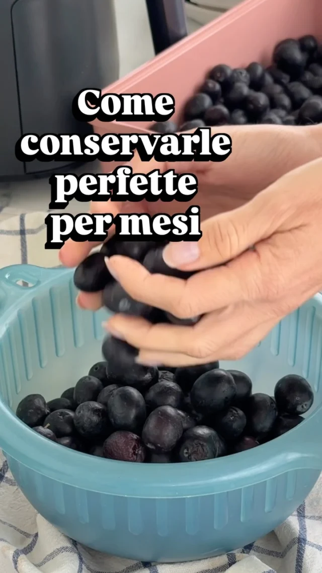 Piccolo suggerimento per conservare le olive Nolche e goderne per diversi mesi! 🫒✨
La stagione delle Nolche dura pochissimo, ecco perché oggi vi condivido il mio metodo furbissimo per fare scorta e averle sempre pronte a portata di mano.
💡 STEP FONDAMENTALI
1️⃣ Lavate accuratamente le olive, poi stendetele su un canovaccio pulito e asciugatele alla perfezione. Se rimangono umide, l’acqua formerà cristalli di ghiaccio che rovinerebbero la buccia durante il congelamento.
2️⃣ Non serve inciderle né snocciolarle. Vanno riposte intere!
3️⃣ Utilizzate le bustine gelo piccole (tipo quelle con la zip). Creare monoporzioni vi permetterà di tirare fuori solo la quantità esatta per una cena veloce, senza sprecare nulla.
4️⃣ Quando vorrete consumarle, non scongelatele prima! Tuffatele direttamente da congelate nel cestello della friggitrice ad aria (o in padella): la buccia si grinzirà a meraviglia e la polpa rimarrà morbidissima!

Voi le avete mai conservate in questo modo o conoscete altri metodi per farle durare a lungo? Raccontatemelo nei commenti! 👇
.
.
.
#olivenolche #nolche #tradizionepugliese #truccheincucina