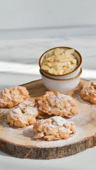 Biscotti alle Mandorle 🥰 Croccanti con Soli 4 Ingredienti! 🥐✨

Quando la voglia di dolce si fa sentire ma il tempo e la voglia di stare ai fornelli sono zero, qual è la soluzione? 
Questi Biscotti alle Mandorle

Croccanti fuori, morbidi e profumati dentro, si preparano in un’unica ciotola, senza sporcare nulla e senza tappe complicate. 
Un’idea perfetta per accompagnare il caffè al mattino, per un tè nel pomeriggio o come coccola leggera della sera!

💡 I miei suggerimenti:
1️⃣ Non serve montare gli albumi a neve! L’albume usato “al naturale” agisce da legante perfetto per le mandorle a lamelle, mantenendo il biscotto leggero e croccantissimo senza aggiungere grassi
2️⃣ Le mandorle a lamelle bruciano in un attimo. La cottura prolungata a temperatura più bassa (160°C per 20-25 minuti) permette all’umidità dell’albume di evaporare del tutto, regalando quella doratura e quel “crunch” irresistibile!
3️⃣ Niente matterello o stampini. Basta un cucchiaio per adagiare i mucchietti di composto sulla teglia e il gioco è fatto!

Salva subito la ricetta per quando hai bisogno di un dolcetto express! 📌

E voi come li accompagnate: con il caffè del mattino o per la pausa tè del pomeriggio? Dimmelo nei commenti! 👇

.

INGREDIENTI

180 g di mandorle a lamelle
50 g di zucchero semolato
50 g di albume d’uovo (circa 1-2 albumi)
50 g di farina 00

PREPARAZIONE

1️⃣ In una ciotola versiamo le mandorle a lamelle, lo zucchero semolato e l’albume d’uovo. Mescoliamo bene con un cucchiaio fino a rendere il composto omogeneo.

2️⃣ Uniamo la farina e mescoliamo ancora finché l’albume non la assorbe del tutto e il composto risulta ben legato.

3️⃣ Con l’aiuto di un cucchiaio preleviamo poco composto alla volta e formiamo delle piccole palline o mucchietti, adagiandoli distanziati su una teglia rivestita di carta forno.

4️⃣ Inforniamo in forno statico a 160°C per 20-25 minuti, finché i biscotti risultano dorati e fragranti. Lasciamo raffreddare completamente prima di gustarli!

.
.
.
#biscottiallemandorle #dolciveloci