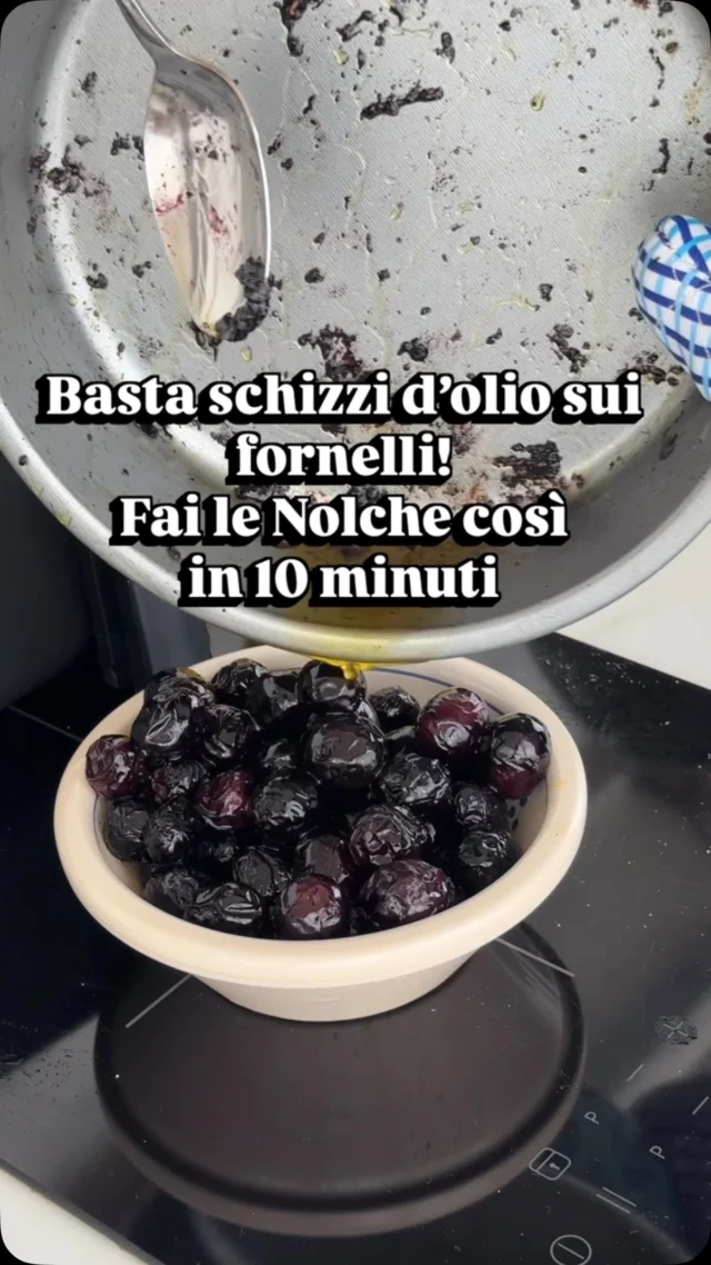 E tu lo sapevi che le Olive Nolche si possono fare in friggitrice ad aria? 🫒✨

La tradizione pugliese chiama da sempre la padella, ma oggi vi svelo questo metodo furbissimo: pronte in 10 minuti, morbide, leggermente grinzose e senza sporcare assolutamente nulla! NON è una questione di calorie, ma di comodità pazzesca di non dover sorvegliare la cottura o pulire schizzi d’olio ovunque.

💡 I miei suggerimenti:
1️⃣ Usate aglio e peperoncino in polvere! Con il getto d’aria calda l’aglio fresco rischierebbe di bruciare e diventare amaro, mentre le spezie in polvere avvolgono ogni oliva creando una patina aromatica pazzesca.
2️⃣Spaccate i pomodori a metà e inseriteli direttamente nel cestello, creeranno quel delizioso intingolo perfetto per la scarpetta!
3️⃣Se avete fatto scorta in freezer con il metodo che vi ho mostrato, tuffatele direttamente nel cestello senza scongelarle prima!

E tu le hai mai provate in friggitrice ad aria o vai solo di padella tradizionale? Dimmelo nei commenti! 👇

.
INGREDIENTI

250 g di Olive Nolche fresche (o scongelate)
2-3 pomodorini (ciliegino o piccadilly)
1 pizzico di aglio in polvere
1 pizzico di peperoncino in polvere
Olio extravergine d’oliva q.b.
Sale fino q.b.

PREPARAZIONE
1️⃣ Lava bene le Nolche e asciugale con cura.
2️⃣ Versale nel cestello della friggitrice ad aria e unisci i pomodorini a metà, l’aglio in polvere, il peperoncino, il sale e un filo d’olio EVO.
3️⃣ Mescola bene e cuoci a 170°C per circa 10-12 minuti, scuotendo il cestello a metà cottura.
4️⃣ Servile ben calde con il loro intingolo e tanto pane fresco!
.
.
.
#olivenolche #nolche #friggitriceadaria #nunziabellomo #divulgatricegastronomica