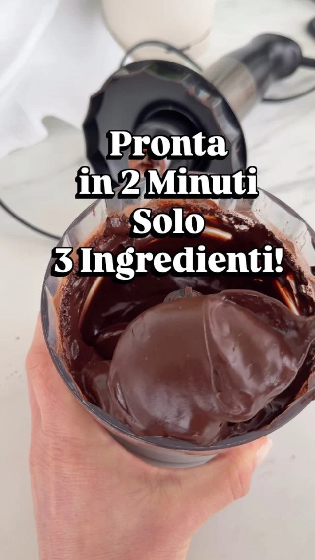 Oggi proviamo insieme la famosa crema spalmabile all’acqua con cacao e miele.
una di quelle “non ricette” furbissime che girano sul web, perfette per quando abbiamo zero tempo ma una voglia matta di una coccola golosa!

⚠️ Un chiarimento fondamentale: non è la classica Nutella o una crema alle nocciole, ma una soluzione velocissima, senza grassi aggiunti e super leggera per spalmare il cacao a merenda o a colazione!

💡 I miei suggerimenti: 
1️⃣ l’acqua: versane prima tre quarti nel frullatore e aggiungi i rimanenti 20 g solo se preferisci una consistenza più fluida. 
2️⃣ il miele bilancia benissimo l’amaro del cacao, ma se preferisci una versione 100% vegetale puoi usare lo sciroppo d’agave. 
3️⃣ appena fatta è fluida, lasciandola riposare in un vasetto di vetro in frigo prenderà la giusta consistenza spalmabile!

Curiosi di provarla o siete scettici come lo ero io all’inizio? Dimmelo nei commenti! 👇

INGREDIENTI
100 g di cacao amaro in polvere
80 g di miele (oppure 60 g di sciroppo d’agave)
200 g di acqua fredda

PREPARAZIONE 
1️⃣ Nel boccale del frullatore versa il cacao amaro, il miele e circa 180 g di acqua fredda (tienine da parte 20 g). 2️⃣ Aziona il frullatore a buona velocità fino a ottenere un composto liscio e omogeneo. 
3️⃣ Controlla la densità e unisci l’acqua tenuta da parte se la desideri più morbida (io l’ho aggiunta tutta!). 
4️⃣ Trasferisci la crema in un vasetto di vetro a chiusura ermetica e riponi in frigorifero per qualche ora prima di spalmarla sul pane! 
.
.
.
#nunziabellomo #dietamediterranea 
#cremaallacqua #cremaalcacao