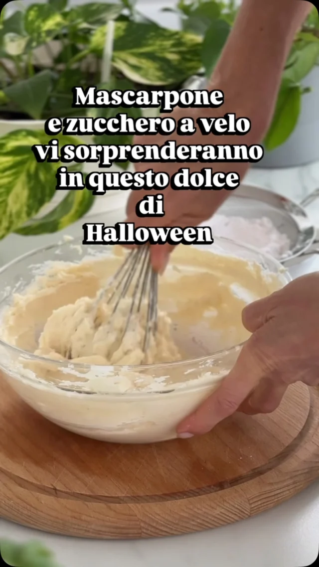 Zucche di Sfoglia alla Crema di Mascarpone: Pronte in 5 Minuti! 🎃✨

Volete un dessert scenografico, golosissimo e con zero sforzo?Queste sono la risposta perfetta!

Niente uova, niente cotture complicate: un dolce croccante, vellutato e irresistibile che si prepara con soli 3 ingredienti base!

💡 I MIEI TRUCCHI: 
1️⃣ Bucherellate le forme di sfoglia e cuocetele coperte con un altro foglio di carta forno e una seconda teglia sopra per i primi 15 minuti. In questo modo la sfoglia non gonfierà
2️⃣ Togliete la teglia superiore negli ultimi 5 minuti di cottura per farle dorare e asciugare alla perfezione. 
3️⃣ Montate il mascarpone con zucchero a velo e vaniglia. È immediata, velocissima, sicura per tutti e crea un contrasto vellutato fantastico!

Salva subito questo Reel 📌

E voi preparate i dolci di #halloween ? Dimmelo nei commenti! 👇

INGREDIENTI
1 rotolo di pasta sfoglia rettangolare
250 g di mascarpone
70 g di zucchero a velo
Q.b. estratto di bacca di vaniglia
Q.b. cacao amaro in polvere (per guarnire)

PREPARAZIONE

1️⃣ Stendiamo la pasta sfoglia e con un tagliabiscotti e ricaviamo le nostre formine. Adagiamole su una teglia con carta forno, bucherelliamole con una forchetta e copriamole con un altro foglio di carta forno e una seconda teglia da forno appoggiata sopra.

2️⃣ Inforniamo in forno statico a 200°C per 15 minuti. Trascorso il tempo, rimuoviamo la teglia e la carta superiori e cuociamo per altri 5 minuti per farle dorare e asciugare bene. Lasciamo raffreddare.

3️⃣ In una ciotola mescoliamo con una frusta a mano il mascarpone con lo zucchero a velo setacciato e l’estratto di vaniglia fino a ottenere un composto liscio e cremoso. Trasferiamo la crema in una sac-à-poche.

4️⃣ Prendiamo la metà delle zucchette di sfoglia, farciamole con spunti di crema al mascarpone, sovrapponiamo la seconda zucchetta e completiamo con un altro strato di crema.

5️⃣ Spolveriamo con una spazzata di cacao amaro e serviamo!
.
.
#nunziabellomo #dietamediterranea #divulgatricegastronomica