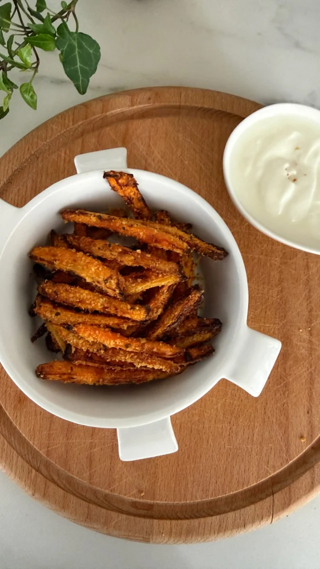 Avete mai provato a trasformare le classiche carote in bastoncini croccanti e sfiziosi? 🥕✨

Oggi vi propongo uno snack (o contorno!) furbissimo in friggitrice ad aria: bastoncini di carote speziati al basilico e prezzemolo, avvolti da una panatura dorata che fa un CRUNCH incredibile! 
Serviti ben caldi con la mia maionese vegetale sono una vera dipendenza!

💡 I miei suggerimenti:
1️⃣ dividete le carote prima a metà e poi in bastoncini sottili per garantire una cottura uniforme.
2️⃣ 10 minuti a 180°C per cuocerle all’interno e 5 minuti finali di grill a 120°C per far abbrustolire alla perfezione il pangrattato.
3️⃣ tuffate nel contrasto fresco della maionese vegetale (trovate la ricetta diretta sul mio blog/profilo!).

Tu con quale salsa ami accompagnare i tuoi bastoncini croccanti? Dimmelo nei commenti! 👇

.
INGREDIENTI
4-5 carote
2 cucchiai di olio EVO (+ q.b. per la superficie)
Q.b. pangrattato
Q.b. prezzemolo e basilico
Q.b. sale e pepe nero macinato al momento
Maionese vegetale per servire

PREPARAZIONE
1️⃣ Pelate le carote, spuntatele e tagliatele a bastoncini regolari.
2️⃣ Mettetele in una ciotola e conditele con olio EVO, sale, pepe macinato, prezzemolo e basilico.
3️⃣ Unite abbondante pangrattato e mescolate bene per far aderire la panatura.
4️⃣ Versate nel cestello della friggitrice ad aria, condite con un ultimo filo d’olio e cuocete a 180°C per 10 minuti.
5️⃣ Passate alla modalità grill a 120°C per 5 minuti per dorarle ben bene. Servite subito con la maionese vegetale!
.
.
#nunziabellomo 
#carote #friggitriceadaria #airfryer #ricettefacili